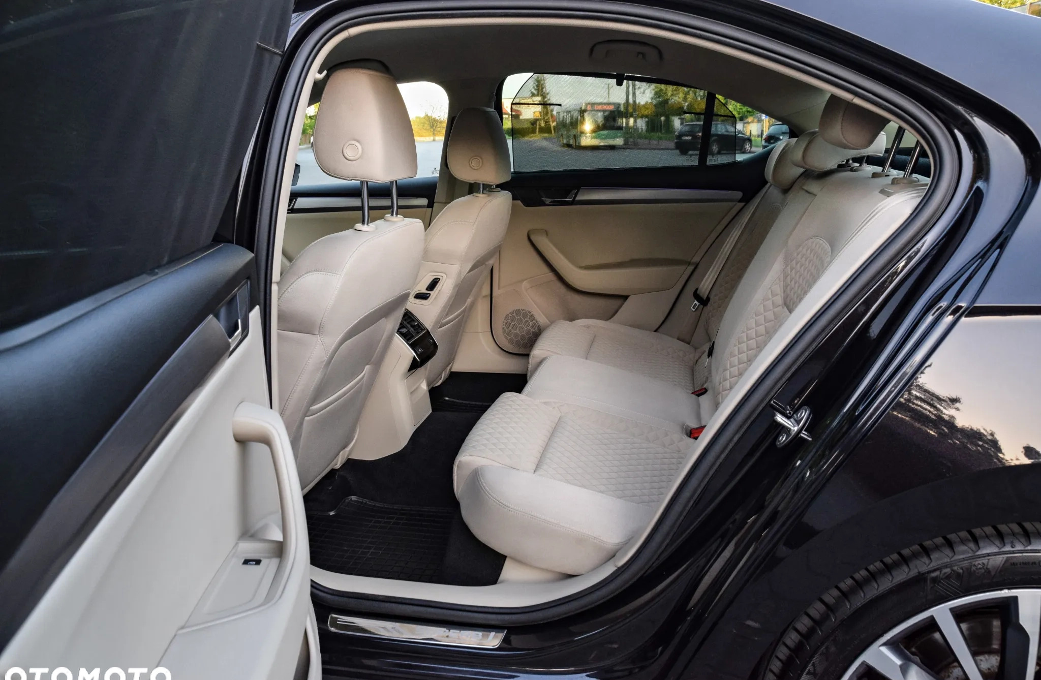 Skoda Superb cena 84900 przebieg: 200000, rok produkcji 2018 z Sochaczew małe 742